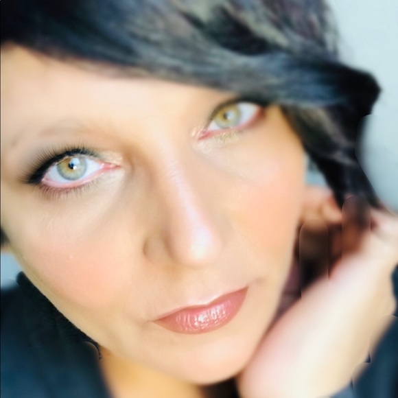 Meet your Posher, Deb from Debra by Design Studios - Picture 2 of 6